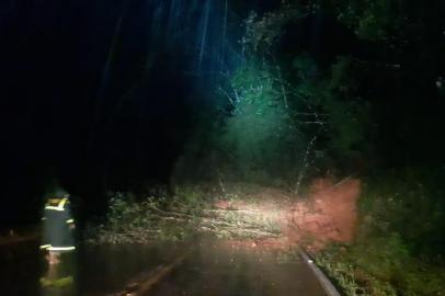 Uma semana após o ciclone-bomba, a Serra volta a registrar alagamentos, estragos e até morte por conta de deslizamento de terra, em Caxias do Sul. O ciclone extratropical desta terça-feira (7) causou interrupção de rodovias. Confira a situação de cada uma delas:<!-- NICAID(14540218) -->