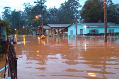 PAROBÉ, 08/07/2020, Alagamento no bairro 15 de junho após chuva<!-- NICAID(14540220) -->