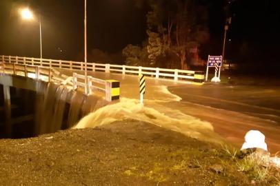 Ponte Ernesto Dornelles alagada entre Veranópolis e Bento Gonçalves.<!-- NICAID(14540223) -->