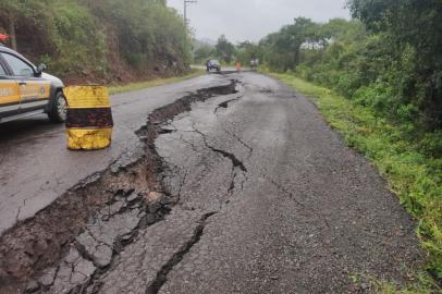 A VRS-826, no quilômetro 09 em Alto Feliz, está totalmente bloqueada. Grupo Rodoviário sinalizou o trecho que está com o asfalto rachado.<!-- NICAID(14540228) -->