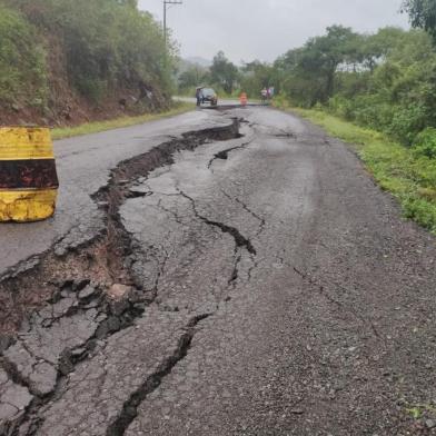 A VRS-826, no quilômetro 09 em Alto Feliz, está totalmente bloqueada. Grupo Rodoviário sinalizou o trecho que está com o asfalto rachado.<!-- NICAID(14540228) -->