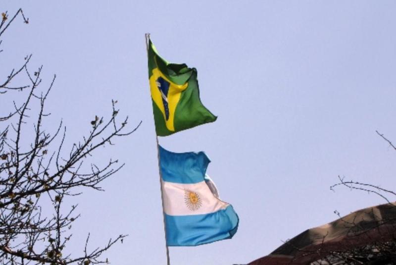 Bandeiras de Brasil e Argetina juntas na África<!-- NICAID(4904080) -->