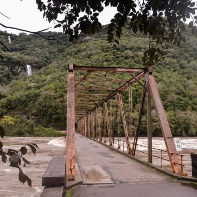 A chuva constante acompanhada de fortes ventos causaram interrupção nos principais acessos ao município de Nova Roma do Sul, na Serra. Desde a madrugada desta quarta-feira (7), o desvio que era utilizado depois que o ciclone-bomba bloqueou totalmente a passagem entre Farroupilha e o município na semana passada, também é motivo de transtornos. O acesso via Pinto Bandeira estava sendo amplamente utilizado já que, além da RS-448 interditada, as duas balsas da cidade estão inoperantes.<!-- NICAID(14540396) -->