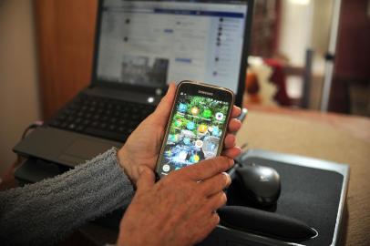  CAXIAS DO SUL, RS, BRASIL, 22/11/2016. Matéria sobre como pessoas da terceira idade convivem com a tecnologia. Suzana Postali Fantinel, 76 anos, mantém, no Face, a página Vivendo São Pelegrino. (Diogo Sallaberry/Agência RBS)<!-- NICAID(12578856) -->