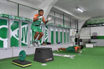 Juventude retornou aos treinos nesta terça-feira (23), no vestiário do Estádio Alfredo Jaconi. Na foto, zagueiro Genilson<!-- NICAID(14529044) -->