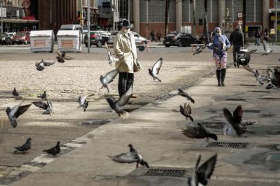  PORTO ALEGRE, RS, BRASIL - 08.07.2020 - Ambiental do Centro de Porto Alegre em mais um dia de restrições devido à pandemia do novo coronavirus. (Foto: Marco Favero/Agencia RBS)<!-- NICAID(14540663) -->