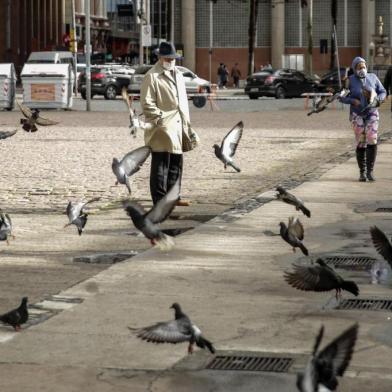  PORTO ALEGRE, RS, BRASIL - 08.07.2020 - Ambiental do Centro de Porto Alegre em mais um dia de restrições devido à pandemia do novo coronavirus. (Foto: Marco Favero/Agencia RBS)<!-- NICAID(14540663) -->