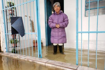 Maria Paz, de 67 anos, mora sozinha na Vila Farrapos, na zona norte. A casa dela foi invadida pela água. Daqui um mês, dois, os políticos vêm aqui apertar a mão de todo mundo. Eu vou me mudar. Não tenho mais idade pra enfrentar isso<!-- NICAID(14540844) -->