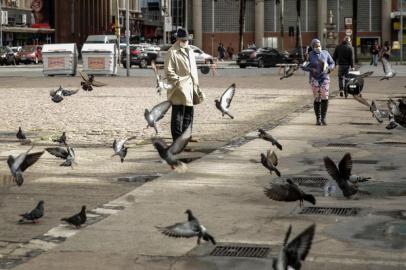  PORTO ALEGRE, RS, BRASIL - 08.07.2020 - Ambiental do Centro de Porto Alegre em mais um dia de restrições devido à pandemia do novo coronavirus. (Foto: Marco Favero/Agencia RBS)<!-- NICAID(14540663) -->