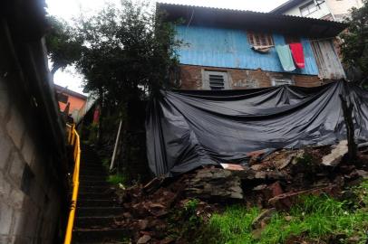  CAXIAS DO SUL, RS, BRASIL, 08/07/2020. Morte de homem em desmoronamento alerta para problemas envolvendo áreas de risco da cidade, como no bairro Planalto, onde também ocorreu deslizamentos. Na foto, residência da filha de Laurindo Schuttel, localizada na rua Gigia Bandeira, barranco cedeu atrás do imóvel. (Porthus Junior/Agência RBS)<!-- NICAID(14540794) -->