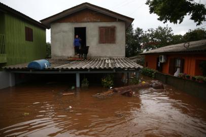  LAJEADO, RS, BRASIL - 08.07.2020 - Rio Taquari sobe muito após chuvas e causa alagamentos em várias casas do bairro Hidráulica. Na imagem: Com um cachorro no segundo piso da casa, dona ILONI. (Foto: Jefferson Botega/Agencia RBS)Indexador: Jefferson Botega<!-- NICAID(14540924) -->