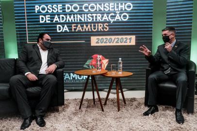 Em cerimônia sem a presença de público e transmitida pelas redes sociais, o prefeito de Taquari, Maneco Hassen (PT) tomou posse ontem como presidente da Federação das Associações de Municípios do Rio Grande do Sul (Famurs), entidade que congrega todas as prefeituras do Estado.Advogado e músico, Hassen (à direita) estava na vice-presidência da entidade e recebeu o cargo do prefeito de Palmeira das Missões, Eduardo Freire (PDT), no auditório da prefeitura de Taquari.<!-- NICAID(14541005) -->