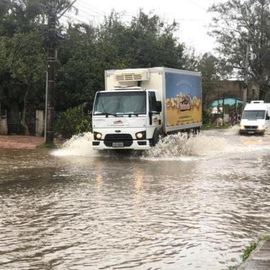 Via do bairro Ponta Grossa, na zona sul de Porto Alegre, com acúmulo de água após a chuva.<!-- NICAID(14541021) -->