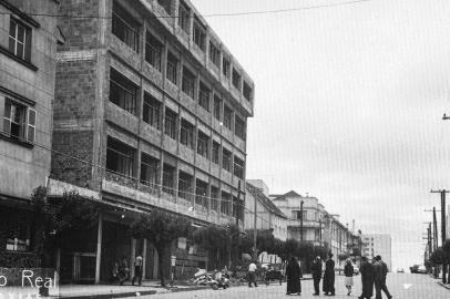 A construção da primeira sede da Faculdade de Filosofia, o Edifício Santa Teresa, que abrigou o início do Curso de História da UCS, na Rua Os Dezoito do Forte. Curso completa 60 anos em 2020.<!-- NICAID(14540886) -->