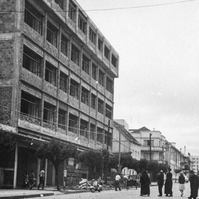 A construção da primeira sede da Faculdade de Filosofia, o Edifício Santa Teresa, que abrigou o início do Curso de História da UCS, na Rua Os Dezoito do Forte. Curso completa 60 anos em 2020.<!-- NICAID(14540886) -->