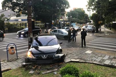 Carro invade calçada da Rua 24 de outubro após colisão no bairro Moinhos de Vento, em Porto Alegre.<!-- NICAID(14541199) -->