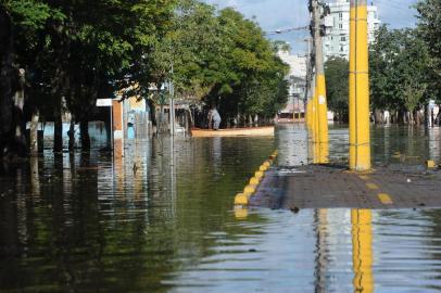  SÃO SEBASTIÃO DO CAÍ, RS, BRASIL (09/07/2020)Não há o que fazer, desabafa morador de São Sebastião do CaíMais de 1700 pessoas tiveram que deixaram suas casasRuas alagadas, um forte cheiro de peixe, móveis boiando e muito lama e lixo. Esse era o cenário em São Sebastião do Caí na manhã desta quinta-feira (9). Com vassouras e mangueiras, os moradores aproveitaram o sol que surgiu depois da chuva intensa dos últimos dias para limpar as casas e ver o que pode ser salvo depois da enxurrada. (Antonio valiente/Agência RBS)<!-- NICAID(14541509) -->