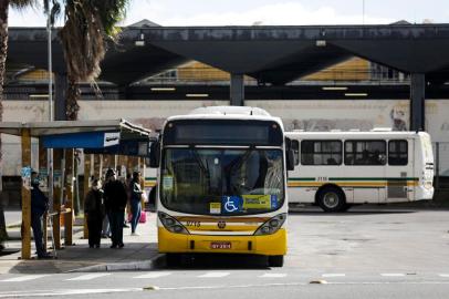  PORTO ALEGRE, RS, BRASIL, 09-07-2020: Movimento em paradas de onibus na regiao central no primeiro dia de bloqueio de vale-transportes devido a novas medidas decretadas pela prefeitura para restringir a circulacao de pessoas na Capital por causa do aumento crescente de casos de covid-19. (Foto: Mateus Bruxel / Agencia RBS)Indexador: Mateus Bruxel<!-- NICAID(14541601) -->