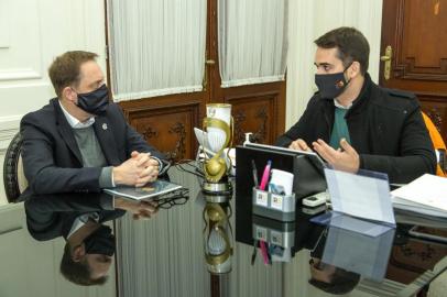  PORTO ALEGRE, RS, BRASIL, 09.07.2020 - Governador Eduardo Leite em reunião com o presidente da Federação Gaúcha de Futebol, Luciano Hocsman. Foto: Gustavo Mansur/ Palácio PiratiniIndexador: Gustavo Mansur/Palacio Piratini<!-- NICAID(14542104) -->