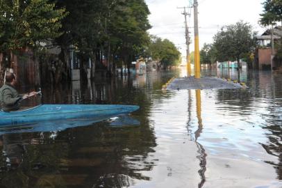  SÃO SEBASTIÃO DO CAÍ, RS, BRASIL (09/07/2020)Não há o que fazer, desabafa morador de São Sebastião do CaíMais de 1700 pessoas tiveram que deixaram suas casasRuas alagadas, um forte cheiro de peixe, móveis boiando e muito lama e lixo. Esse era o cenário em São Sebastião do Caí na manhã desta quinta-feira (9). Com vassouras e mangueiras, os moradores aproveitaram o sol que surgiu depois da chuva intensa dos últimos dias para limpar as casas e ver o que pode ser salvo depois da enxurrada. (Antonio valiente/Agência RBS)<!-- NICAID(14541526) -->