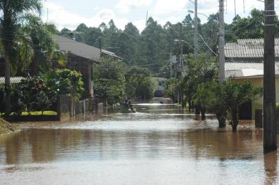  SÃO SEBASTIÃO DO CAÍ, RS, BRASIL (09/07/2020)"Não há o que fazer", desabafa morador de São Sebastião do CaíMais de 1700 pessoas tiveram que deixaram suas casasRuas alagadas, um forte cheiro de peixe, móveis boiando e muito lama e lixo. Esse era o cenário em São Sebastião do Caí na manhã desta quinta-feira (9). Com vassouras e mangueiras, os moradores aproveitaram o sol que surgiu depois da chuva intensa dos últimos dias para limpar as casas e ver o que pode ser salvo depois da enxurrada. (Antonio valiente/Agência RBS)<!-- NICAID(14541588) -->