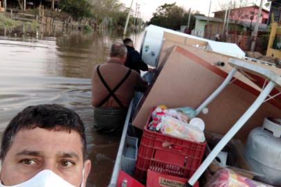 Cheia do rio Gravataí alaga ruas e tira famílias de casa em Alvorada<!-- NICAID(14542352) -->