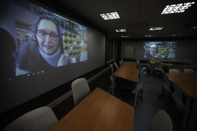  PORTO ALEGRE, RS, BRASIL, 08-07-2020: A educação pós-pandemia. Na foto, a professora Lucia Giraffa, 74 anos, é referência na PUCRS em EAD, inovação, tecnologia, em vídeo-chamada com sala da universidade (FOTO FÉLIX ZUCCO/AGÊNCIA RBS, Editoria de SuaVida).<!-- NICAID(14540363) -->