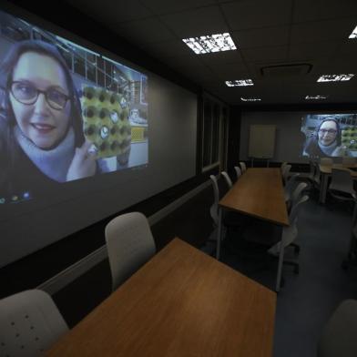  PORTO ALEGRE, RS, BRASIL, 08-07-2020: A educação pós-pandemia. Na foto, a professora Lucia Giraffa, 74 anos, é referência na PUCRS em EAD, inovação, tecnologia, em vídeo-chamada com sala da universidade (FOTO FÉLIX ZUCCO/AGÊNCIA RBS, Editoria de SuaVida).<!-- NICAID(14540363) -->