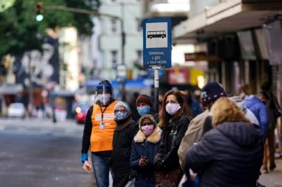 PORTO ALEGRE, RS, BRASIL, 09-07-2020: Avenida Senador Salgado Filho. Movimento em paradas de onibus na regiao central no primeiro dia de bloqueio de vale-transportes devido a novas medidas decretadas pela prefeitura para restringir a circulacao de pessoas na Capital por causa do aumento crescente de casos de covid-19. (Foto: Mateus Bruxel / Agencia RBS)Indexador: Mateus Bruxel<!-- NICAID(14541597) -->