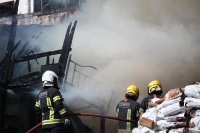  ** EM BAIXA** PORTO ALEGRE, RS, BRASIL - 10.07.2020 - Incêndio em residênca na Rua Teresina, 04 Bairro Medianeira. (Foto: Jefferson Botega/Agencia RBS)<!-- NICAID(14542505) -->