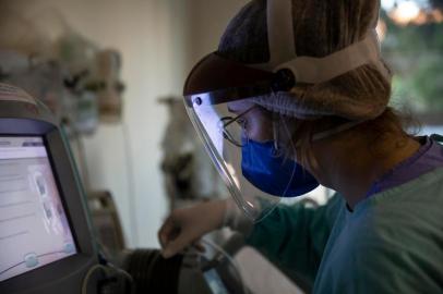  PORTO ALEGRE, RS, BRASIL - 17.06.2020 -  Unidade de Tratamento Intensivo (UTI) do Hospital Ernesto Dornelles, na Capital. (Foto: Jefferson Botega/Agencia RBS)Indexador: Jefferson Botega<!-- NICAID(14525092) -->