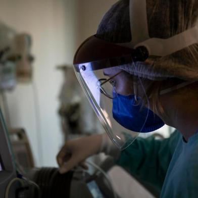  PORTO ALEGRE, RS, BRASIL - 17.06.2020 -  Unidade de Tratamento Intensivo (UTI) do Hospital Ernesto Dornelles, na Capital. (Foto: Jefferson Botega/Agencia RBS)Indexador: Jefferson Botega<!-- NICAID(14525092) -->