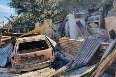  Incêndio que matou três pessoas em Cruzeiro do Sul, no Vale do Taquari.<!-- NICAID(14542657) -->