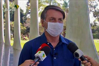  Screen grab of TV Brasil showing Brazilian President Jair Bolsonaro speaking in Brasilia on July 7, 2020. - Brazil President Jair Bolsonaro announced on Tuesday he had tested positive for the coronavirus but said he was feeling perfectly well and had only mild symptoms. (Photo by - / TV BRASIL / AFP)Editoria: HTHLocal: BrasiliaIndexador: -Secao: diseaseFonte: TV BRASILFotógrafo: Handout<!-- NICAID(14539619) -->