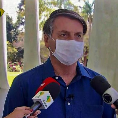  Screen grab of TV Brasil showing Brazilian President Jair Bolsonaro speaking in Brasilia on July 7, 2020. - Brazil President Jair Bolsonaro announced on Tuesday he had tested positive for the coronavirus but said he was feeling perfectly well and had only mild symptoms. (Photo by - / TV BRASIL / AFP)Editoria: HTHLocal: BrasiliaIndexador: -Secao: diseaseFonte: TV BRASILFotógrafo: Handout<!-- NICAID(14539619) -->