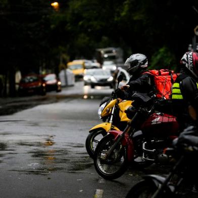 PORTO ALEGRE, RS, BRASIL, 07-07-2020: Entregadores na Rua Padre Chagas. Movimento no bairro Moinhos de Vento no primeiro dia de novas restricoes ao funcionamento de atividades economicas na Capital. (Foto: Mateus Bruxel / Agencia RBS)<!-- NICAID(14539731) -->