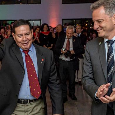 O presidente do Flamengo, Rodolfo Landim (D) recebe o vice-presidente da República, Hamilton Mourão, em reunião do Conselho Deliberativo do clube carioca.<!-- NICAID(14541702) -->