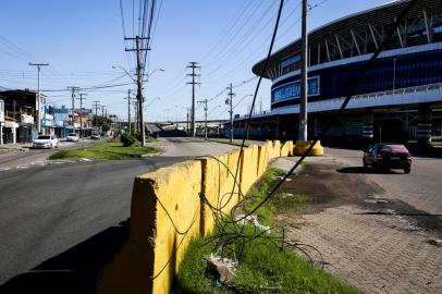 PORTO ALEGRE, RS, BRASIL, 10-07-2020: Avenida Padre Leopoldo Brentano. Previsao de obras para entorno da Arena do Gremio. Mais ambiciosas em 2012, quando o estadio foi inaugurado, as intervencoes em negociacao foram enxugadas, conforme acordo firmado em 2019. (Foto: Mateus Bruxel / Agencia RBS)Indexador: Mateus Bruxel<!-- NICAID(14542648) -->