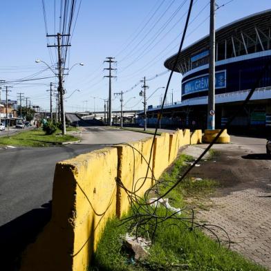 PORTO ALEGRE, RS, BRASIL, 10-07-2020: Avenida Padre Leopoldo Brentano. Previsao de obras para entorno da Arena do Gremio. Mais ambiciosas em 2012, quando o estadio foi inaugurado, as intervencoes em negociacao foram enxugadas, conforme acordo firmado em 2019. (Foto: Mateus Bruxel / Agencia RBS)Indexador: Mateus Bruxel<!-- NICAID(14542648) -->