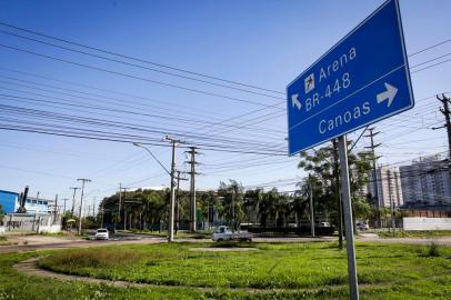  PORTO ALEGRE, RS, BRASIL, 10-07-2020: Rótula da avenida A. J. Renner com Rua Jsoé Pedro Boéssio. Previsao de obras para entorno da Arena do Gremio. Mais ambiciosas em 2012, quando o estadio foi inaugurado, as intervencoes em negociacao foram enxugadas, conforme acordo firmado em 2019. (Foto: Mateus Bruxel / Agencia RBS)Indexador: Mateus Bruxel<!-- NICAID(14542637) -->