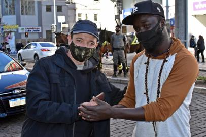 Tudo o que meu trabalho não me der, não é meu, diz senegalês que encontrou carteira e devolveu ao dono em Caxias. Na foto, Kama Lo, 31 anos, entrega a carteira com documentos e dinheiro ao agricultor Rudimar Montemezzo, 38. <!-- NICAID(14543262) -->