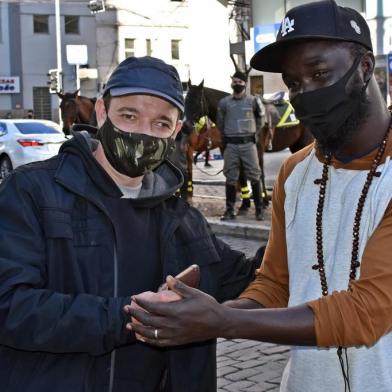 Tudo o que meu trabalho não me der, não é meu, diz senegalês que encontrou carteira e devolveu ao dono em Caxias. Na foto, Kama Lo, 31 anos, entrega a carteira com documentos e dinheiro ao agricultor Rudimar Montemezzo, 38. <!-- NICAID(14543262) -->