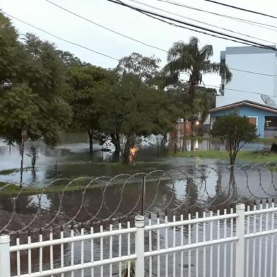 Secretaria de Obras trabalha para escoar a água da rua Bolivar Pedrotti Melgare, no Interlagos. No local, as galerias não deram conta da quantidade de água e chegaram a invadir a garagem de uma moradora.<!-- NICAID(14543275) -->