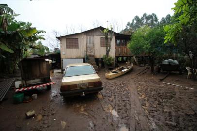 As 35 pessoas desabrigadas devido as chuvas da última semana em Venâncio Aires devem retornar para casa até o final deste domingo (12). As casas afetadas foram limpas e desinfetadas pela prefeitura. Mas a situação na localidade de Vila Mariante ainda requer atenção. O Rio Taquari parmanece alto. Neste domingo, o nível está em oito metros e meio enquanto o normal é de 1 metro e 60. Segundo a defesa civil do município, trata-se da maior cheia em 70 anos registrada na localidade. Nesta segunda-feira, a prefeitura vai iniciar o levantamento dos prejuízos agrícolas causados pela enchente.