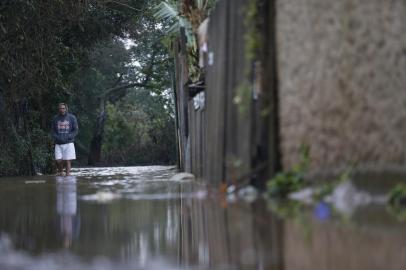 Ilha Grande dos Marinheiros , chuva , guaíba , porto alegre<!-- NICAID(14543270) -->