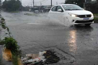  CAXIAS DO SUL, RS, BRASIL (30/06/2020)Chuva intensa em Caxias do Sul. Na foto, Rua na frente da UBS Vila Ipê. (Antonio Valiente/Agência RBS)<!-- NICAID(14534063) -->