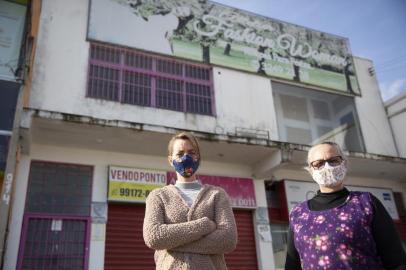  PORTO ALEGRE, RS, BRASIL - Comércios da periferia que encerraram atividades por causa da pandemia. Nas imagens a Dona Clair (mãe) e sua filha Christiane, elas são sócias e depois de 16 anos entregaram o ponto onde era a loja delas. Agora elas atendem na própria casa. (Foto: Jefferson Botega/Agencia RBS)Indexador: Jefferson Botega