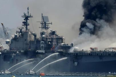 Navy Ship USS Bonhomme Richard Burns At Naval Base In San DiegoSAN DIEGO, CALIFORNIA - JULY 12: A fire burns on the amphibious assault ship USS Bonhomme Richard at Naval Base San Diego on July 12, 2020 in San Diego, California. There was an explosion on board the ship with multiple injuries reported.   Sean M. Haffey/Getty Images/AFPEditoria: DISLocal: San DiegoIndexador: Sean M. HaffeySecao: FireFonte: GETTY IMAGES NORTH AMERICAFotógrafo: STF<!-- NICAID(14543523) -->