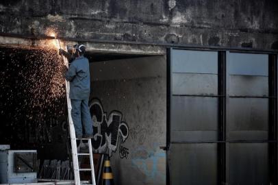  PORTO ALEGRE, RS, BRASIL, 13-07-2020: Prefeitura realiza reforma no portão de número 12 do Sistema de Proteção Contra Inundações de Porto Alegre. Para os reparos finais desta comporta, transversal à avenida Cairú, há bloqueios no trânsito. O sistema também integra as comportas do Muro da Mauá. (Foto: Mateus Bruxel / Agência RBS)Indexador: Mateus Bruxel<!-- NICAID(14543654) -->