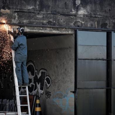  PORTO ALEGRE, RS, BRASIL, 13-07-2020: Prefeitura realiza reforma no portão de número 12 do Sistema de Proteção Contra Inundações de Porto Alegre. Para os reparos finais desta comporta, transversal à avenida Cairú, há bloqueios no trânsito. O sistema também integra as comportas do Muro da Mauá. (Foto: Mateus Bruxel / Agência RBS)Indexador: Mateus Bruxel<!-- NICAID(14543654) -->